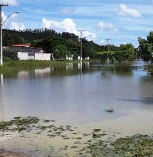 Água invade casas e deixa famílias desalojadas no Patrimônio da Lagoa, em Sooretama