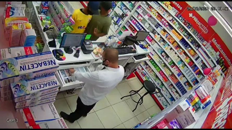  Bandidos assaltam farmácia no centro de Linhares