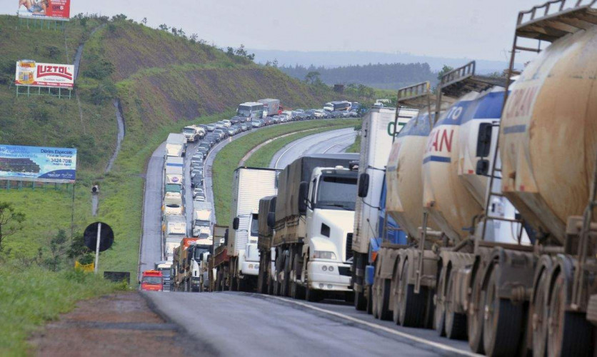 Caminhoneiros do ES anunciam paralisação em protesto contra reajuste do diesel