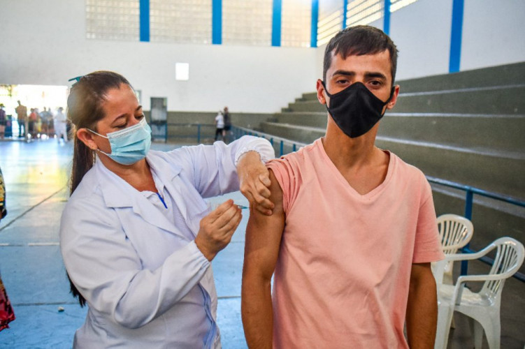Linhares inicia a vacinação de trabalhadores da limpeza urbana e da indústria