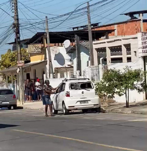 Mulher quebra carro com machado após descobrir traição do marido em Linhares