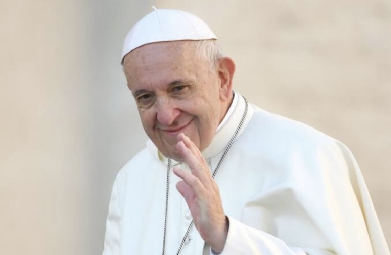 Papa diz que pessoas que rejeitam homossexuais ‘não têm coração humano’