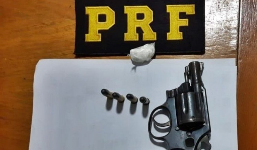 PRF prende motorista que não obedeceu ordem de parada, e encontra revólver e cocaína