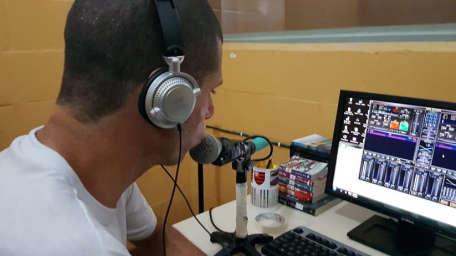 Rádio em unidade prisional de Linhares multiplica conhecimento e estimula ressocialização