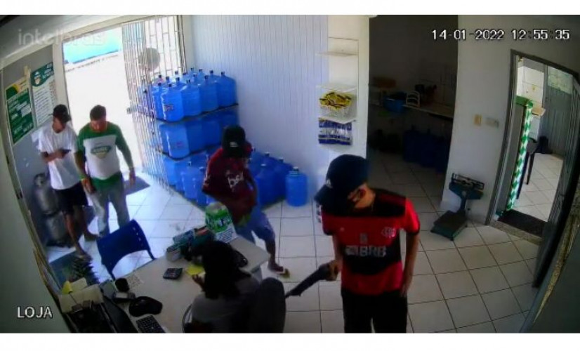 Três bandidos armados assaltam distribuidora de água e gás no Interlagos